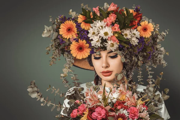Piękna Młoda Kobieta Ozdobiona Dużym Kapeluszem Pięknie Zdobionym Kwiatami Uosobienie — Zdjęcie stockowe