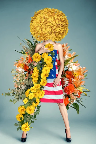 Ett Långt Porträtt Ung Kvinna Klädd Klänning Utsmyckad Patriotiska Usa — Stockfoto