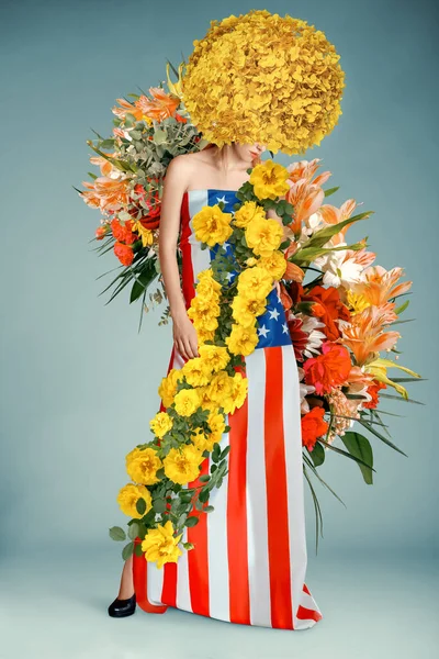 Полнометражный Портрет Молодой Женщины Платье Украшенном Патриотическими Цветами Флага Сша — стоковое фото