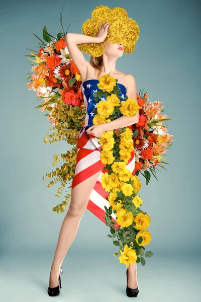 Ett Långt Porträtt Ung Kvinna Klädd Klänning Utsmyckad Patriotiska Usa — Stockfoto
