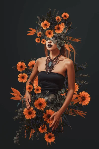 Een Mooie Jonge Vrouw Modeportret Met Bloemen Haar Heen — Stockfoto