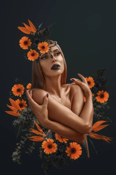 Güzel Bir Genç Kadın Etrafında Çiçekler Olan Bir Moda Portresi — Stok fotoğraf