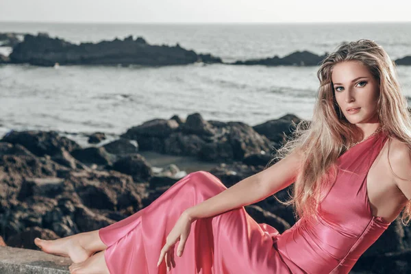 Uzun Ipekli Pembe Elbiseli Çekici Bir Kadın Denizin Önünde — Stok fotoğraf