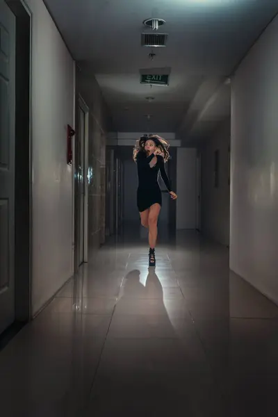 Young Scared Woman Panic Runs Away Dark Corridor Negative Emotions — Stock Photo, Image