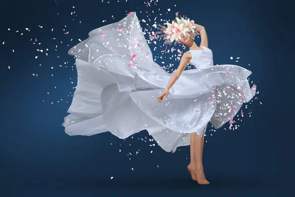 Uma Imagem Cativante Uma Dançarina Balé Pulando Com Graça Adornada Imagens De Bancos De Imagens Sem Royalties