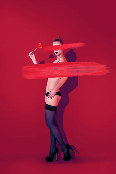 Uma Jovem Mulher Lingerie Sensual Posando Frente Fundo Vermelho Seu Fotos De Bancos De Imagens Sem Royalties