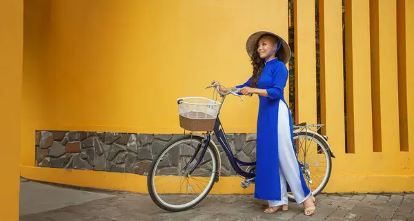 Retrato Mujer Asiática Joven Vestido Tradicional Vietnamita Dai Vietnam Imagen De Stock