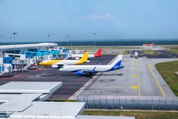 Forgalmas Repülőtéri Kifutópálya Különböző Kereskedelmi Repülőgépek Parkolt Terminálok Közelében Körülvéve Stock Kép