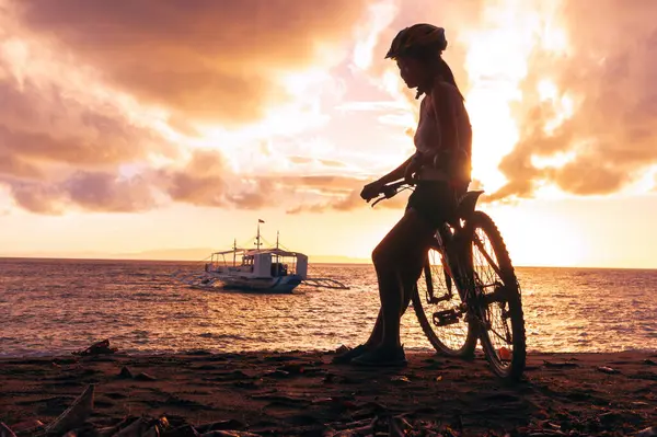 Retrato Aire Libre Una Joven Asiática Posando Con Bicicleta Frente Imagen De Stock