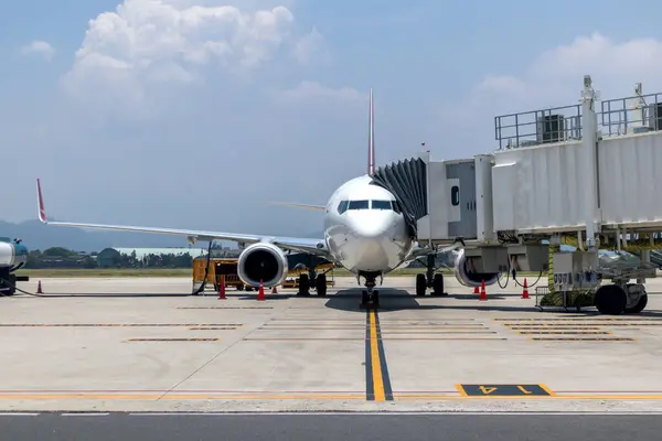 Zajęty Pas Startowy Lotniska Różnych Samolotów Komercyjnych Zaparkowanych Pobliżu Terminali Obraz Stockowy
