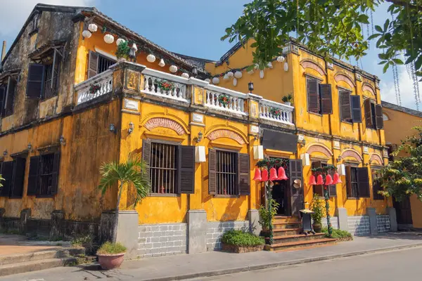 伝統的なアジアの小さな町の通り 古代村ホイアン 中央ベトナムの旅行写真 ストック画像