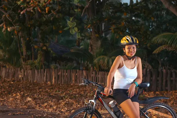 자전거와 아시아 여자의 초상화 활발하고 건강한 라이프 스타일 로열티 프리 스톡 사진