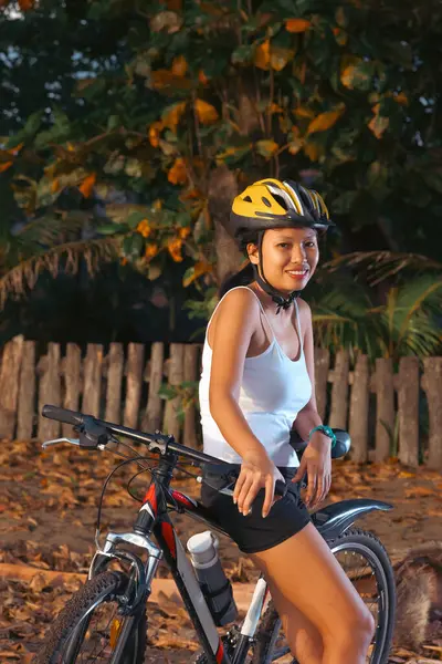 Retrato Aire Libre Una Joven Asiática Posando Con Bicicleta Estilo Fotos De Stock