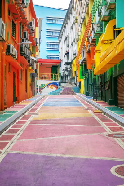 Φωτεινό Χρωματιστό Σοκάκι Τοίχους Βαμμένους Γκράφιτι Στυλ Σύγχρονο Αστικό Περιβάλλον — Φωτογραφία Αρχείου