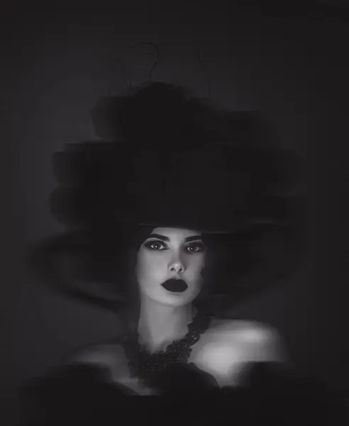 ダークメイク ラッシュカーリーヘア 濃い影の背景にスリルガイドの神秘的な女性のドラマチックな黒と白の肖像 ストックフォト