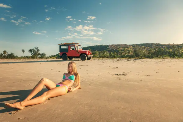 Ξανθιά Γυναίκα Κάθεται Αμμώδη Παραλία Κόκκινο Suv Αυτοκίνητο Στο Παρασκήνιο Royalty Free Εικόνες Αρχείου