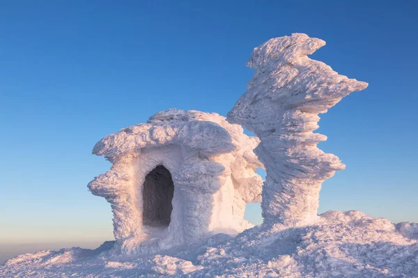 Zimní Krajina Vysokých Hor Kříž Zasněženém Trávníku Modrá Obloha Přírodní — Stock fotografie
