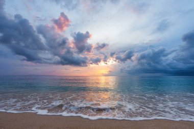 Turkuaz okyanus. Gün batımı manzarası. Endonezya 'daki Bali Adası. Duvar kağıdı arka planı. Doğal bir manzara. Romantik rahatlama yeri.