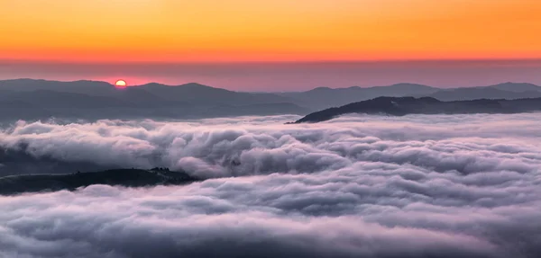 Панорама Удивительным Восходом Солнца Пейзаж Высокими Горами Утренний Туман Роса — стоковое фото