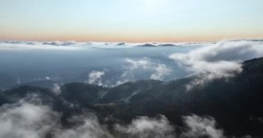 Güneşin doğuşunun panoramik görüntüsü. Sis sabahı. Yüksek dağlı manzara. 4k Timelapse. Sabah sisi. Sonbahar doğal manzarası.