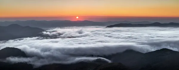 Manhã Enevoada Panorama Com Nascer Sol Paisagem Com Altas Montanhas Imagens De Bancos De Imagens
