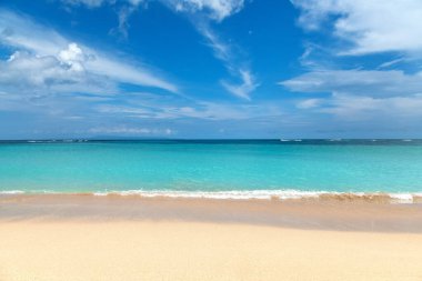 Tropik bir manzara. Sahil. Nusa dua Sahili, Bali Adası, Endonezya. Kıyıdan Horizon. Güzel yaz manzaralı okyanus beyaz kumsalda.