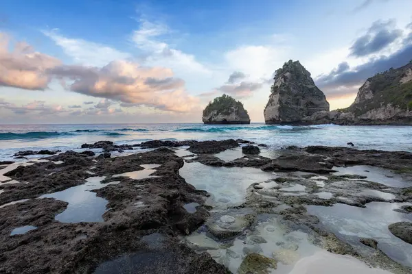 stock image Sunset landscape. Beach, turquoise ocean, blue sky, waves and mountains. View of Diamond beach, Nusa Penida, Bali island, Indonesia. Wallpaper background. Natural scenery.