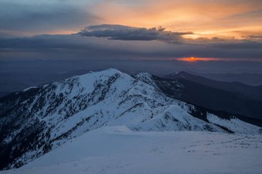 Kış gündoğumu fotoğrafı. Karlı dağ zirvesiyle kaplı panoramik bir manzara. Güzel gökyüzü olan doğal manzara. Konum: Carpathian, Ukrayna, Avrupa.