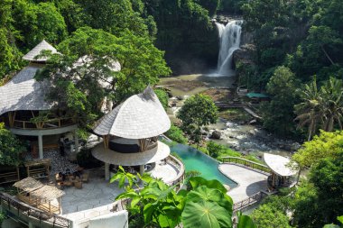 Şelale manzarası. Endonezya 'nın Bali adasındaki Ubud ormanında Tegenungan şelalesi. Duvar kağıdı arka planı. Doğal bir manzara. Yazlık kafenin fotoğrafı. Turistik tatil beldesi.
