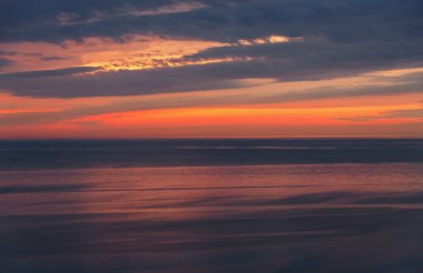 Gün batımı manzarası. Duvar kağıdı arka plan manzarası. Romantik rahatlama yeri. Güzel gökyüzü olan doğal manzara. Konum: Alanya, Antalya, Türkiye