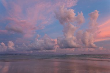 Bulutlar ve okyanuslarla gün doğumu gökyüzü. Tropik günbatımı manzarası. Endonezya 'daki Bali Adası. Duvar kağıdı arka planı. Doğa manzarası. Romantik rahatlama yeri.