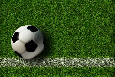 Yeşil çimlerde bir futbol topu