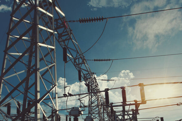 The power grid is the heart of energy distribution. Developing a modern and efficient power grid is key to achieving widespread and stable use of renewable energy.
