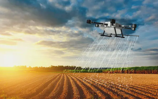 İnsansız hava araçları tarım arazilerine titizlik ve verimlilik püskürterek maliyetleri düşüren, verimi artıran ve kaynak yönetimini optimize eden akıllı tarım uygulamaları sergiliyor..