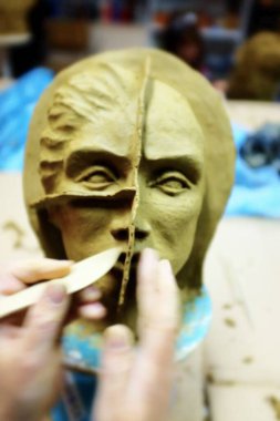 BİR KADIN BÖLGESİ CERAMİKLERİ KONUŞMA KUŞUĞUNDA Modelleme KUŞUYOR 