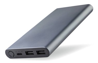 Güç bankası beyaz arka planda yakın plan çekiyor. Şarj aleti