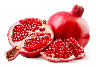 Olgun nar, yarısı ve parçaları beyaz arka planda yakın plan. İzole edilmiş