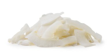 Beyaz arka planda bir yığın hindistan cevizi kırıntısı. İzole edilmiş