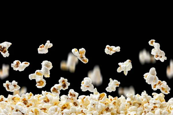 Popcorn Tombe Sur Une Pile Gros Plan Sur Fond Noir — Photo