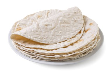 Beyaz arka planda yakın plan bir tabakta Pita ekmeği. İzole edilmiş