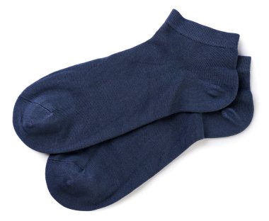 Beyaz arka planda yaz erkeklerinin çorapları. Üst görünüm