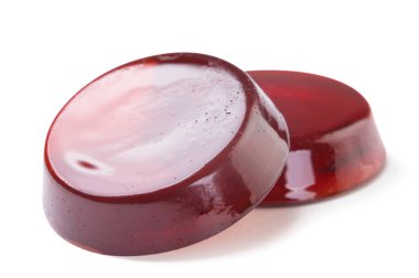 Beyaz arka planda iki parça marmelat. İzole edilmiş