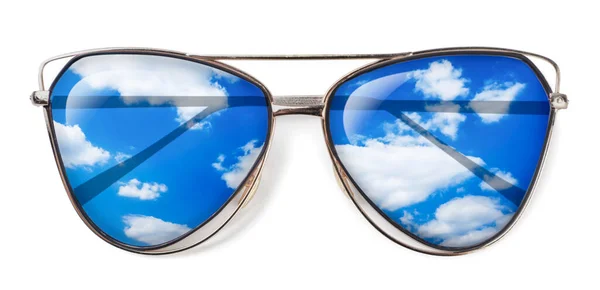 Gafas Sol Con Reflejo Del Cielo Cerca Sobre Fondo Blanco —  Fotos de Stock
