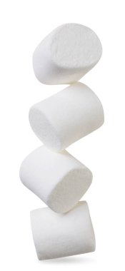 Marshmallow beyaz bir arka planda birbirine yakın duruyor. izole