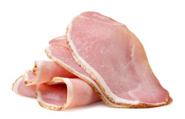 Beyaz arka planda dilimlenmiş domuz pastırması. İzole edilmiş