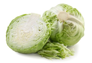 Lahana, yarım ve beyaz arka planda yakın plan dilimlenmiş. İzole edilmiş