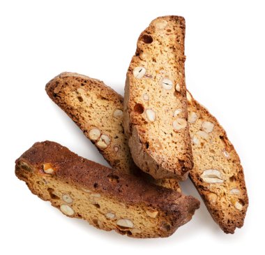 Beyaz arka planda bir yığın Cantucci bisküvisi. Üst görünüm