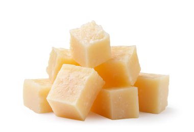 Beyaz arka planda parmesan peyniri parçaları. İzole edilmiş