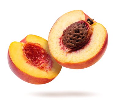 Beyaz arka planda bir nektarin sineğinin iki yarısı kadar yakın plan. İzole edilmiş