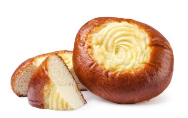 Cheesecake, yarım ve yakın plan beyaz arka plan. İzole edilmiş